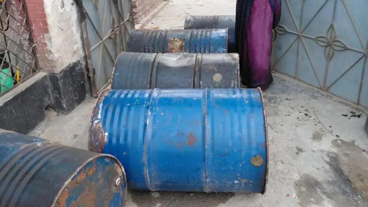 পঞ্চগড়ে বাসাবাড়িতে অভিযান চালিয়ে ৩০০ লিটার পেট্রোল উদ্ধার, জেল-জরিমানা